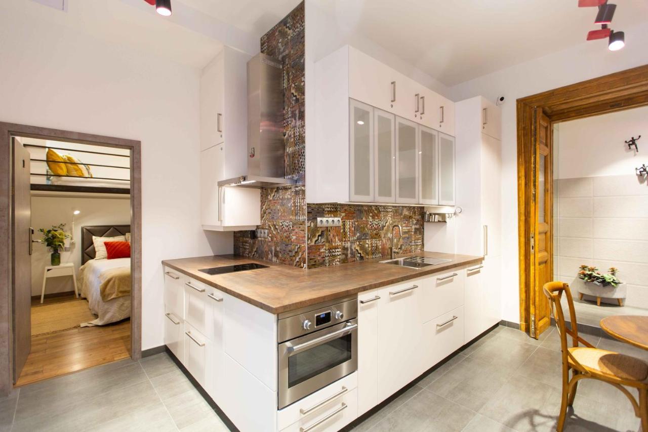 Premium Rooms By Hi5 - Style At The Comedy Theater Budapeşte Dış mekan fotoğraf