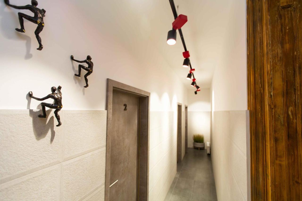 Premium Rooms By Hi5 - Style At The Comedy Theater Budapeşte Dış mekan fotoğraf