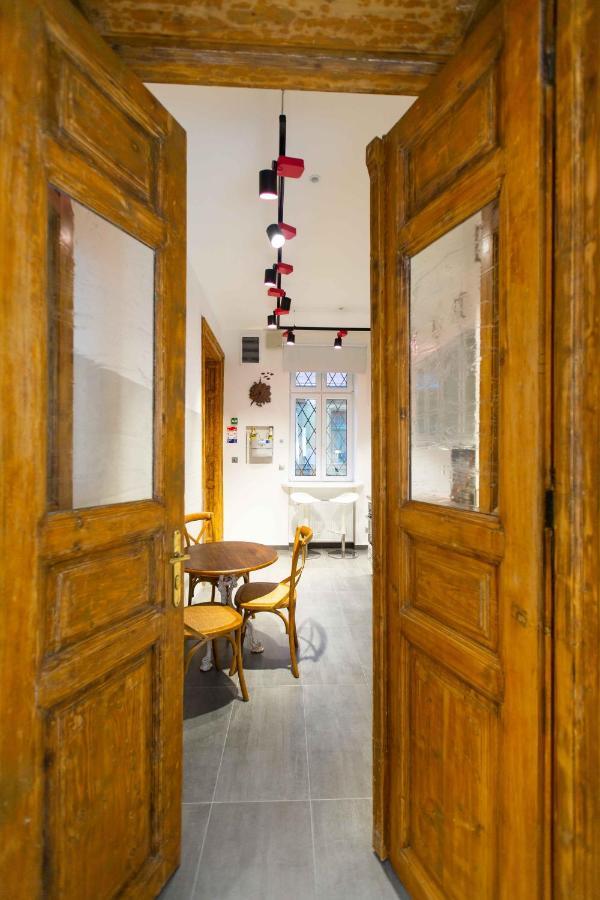 Premium Rooms By Hi5 - Style At The Comedy Theater Budapeşte Dış mekan fotoğraf