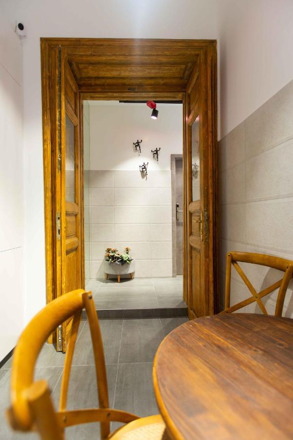 Premium Rooms By Hi5 - Style At The Comedy Theater Budapeşte Dış mekan fotoğraf